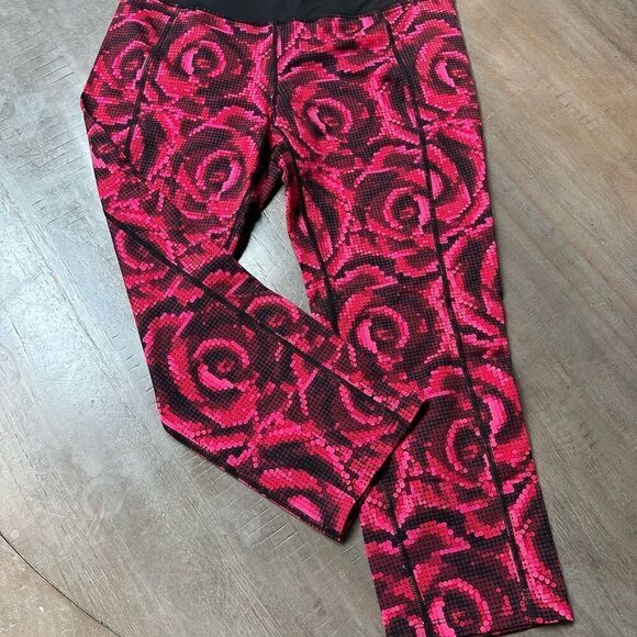 Betsey Johnson red rose, athletic Capri tights. - Picture 6 of 6